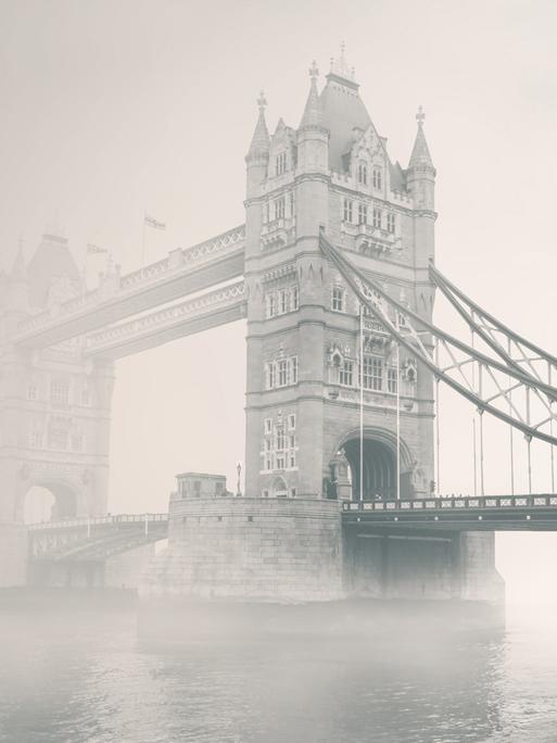 Die London Tower Bridge in einer historischen Aufnahme.
