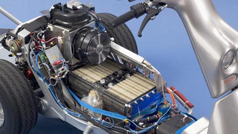 Der Scooter JuMOVe wird statt mit Bleibatterien jetzt mit Direktmethanol- 
Brennstoffzellen angetrieben