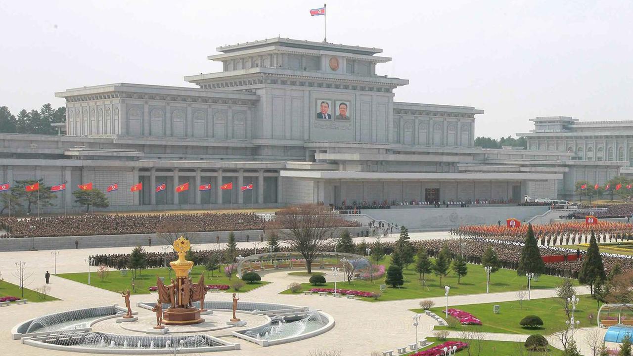 Neu gestalteter Platz vor dem Mausoleum in Hauptstadt Pjöngjang