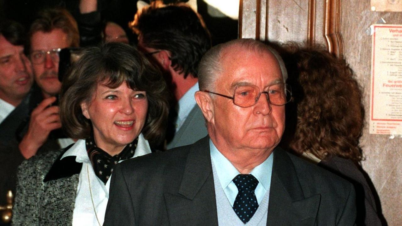 Wolfgang Vogel und seine Frau Helga betreten am 9.1.1996 den Gerichtssaal im Landgericht. Der ehemalige DDR-Unterhändler Wolfgang Vogel ist vom Berliner Landgericht zu einer Haftstrafe von zwei Jahren auf Bewährung und einer Geldstrafe von 92000 DM verurteilt worden.