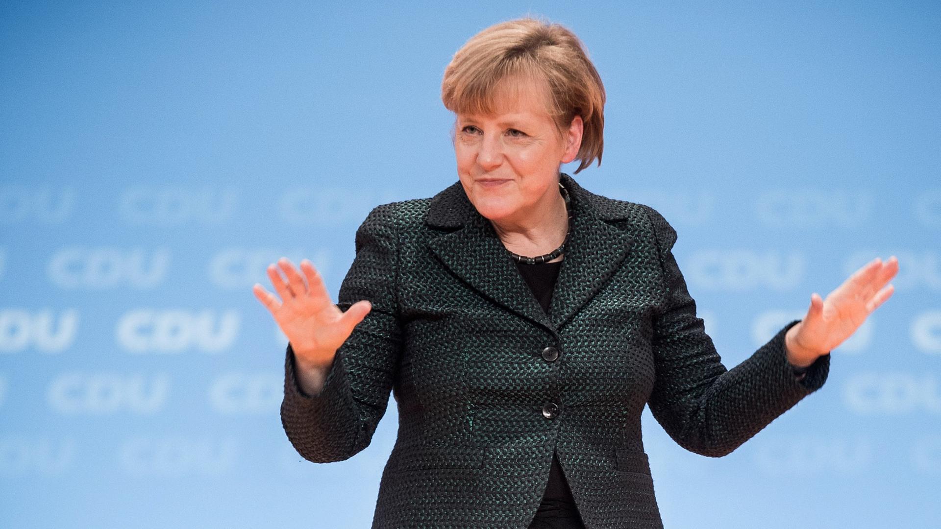 Die CDU-Vorsitzende und Bundeskanzlerin Angela Merkel winkt am 09.12.2014 in Köln (Nordrhein-Westfalen) nach ihrer Rede während des Bundesparteitages der CDU.