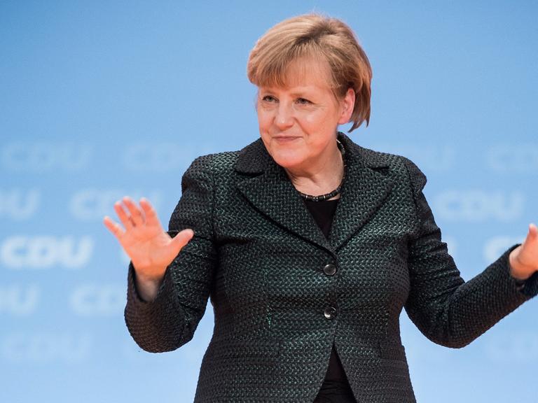 Die CDU-Vorsitzende und Bundeskanzlerin Angela Merkel winkt am 09.12.2014 in Köln (Nordrhein-Westfalen) nach ihrer Rede während des Bundesparteitages der CDU.