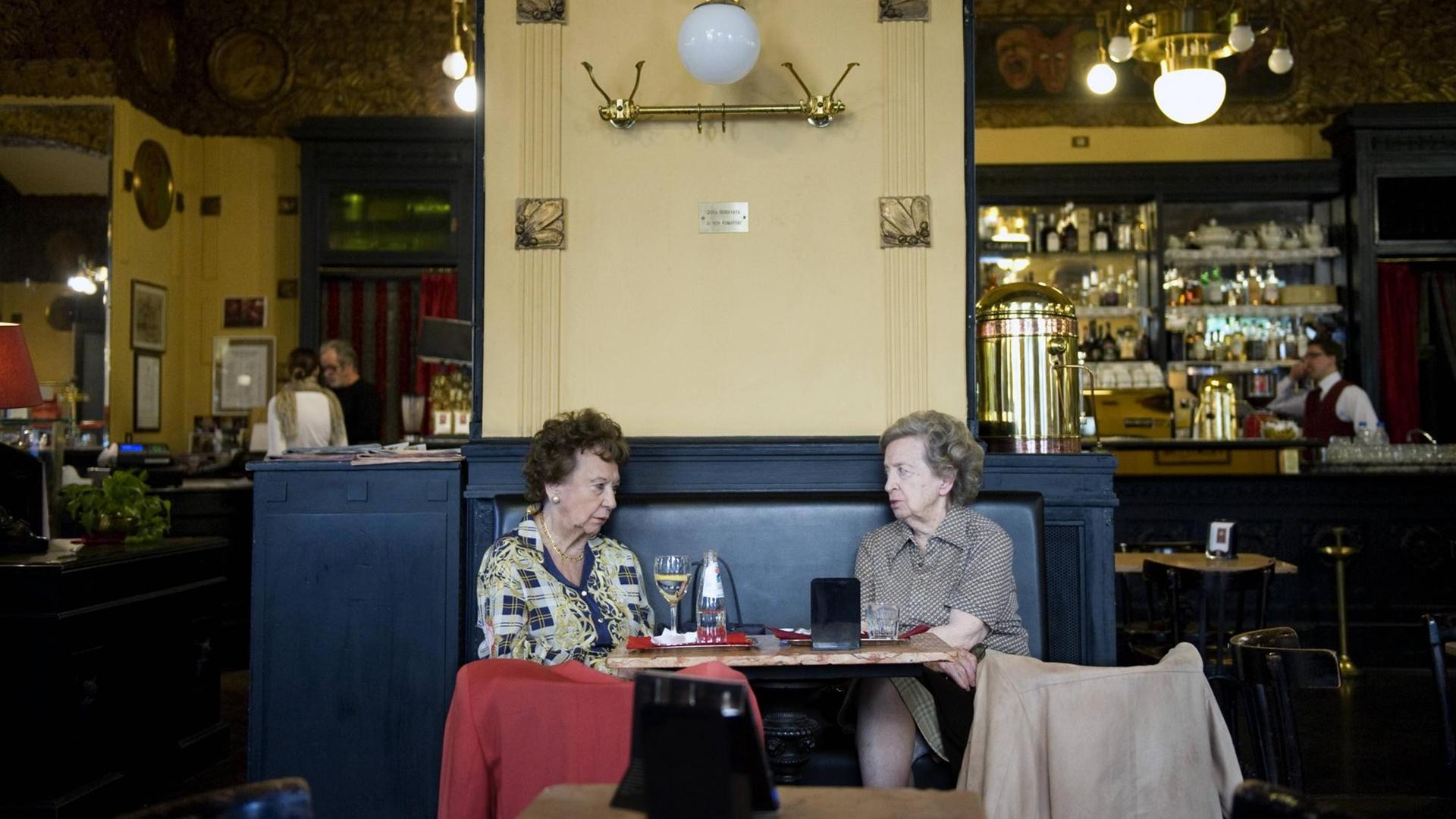 Zwei Frauen sitzen im Kaffeehaus Caffe San Marco in Triest (Archivbild 2009)