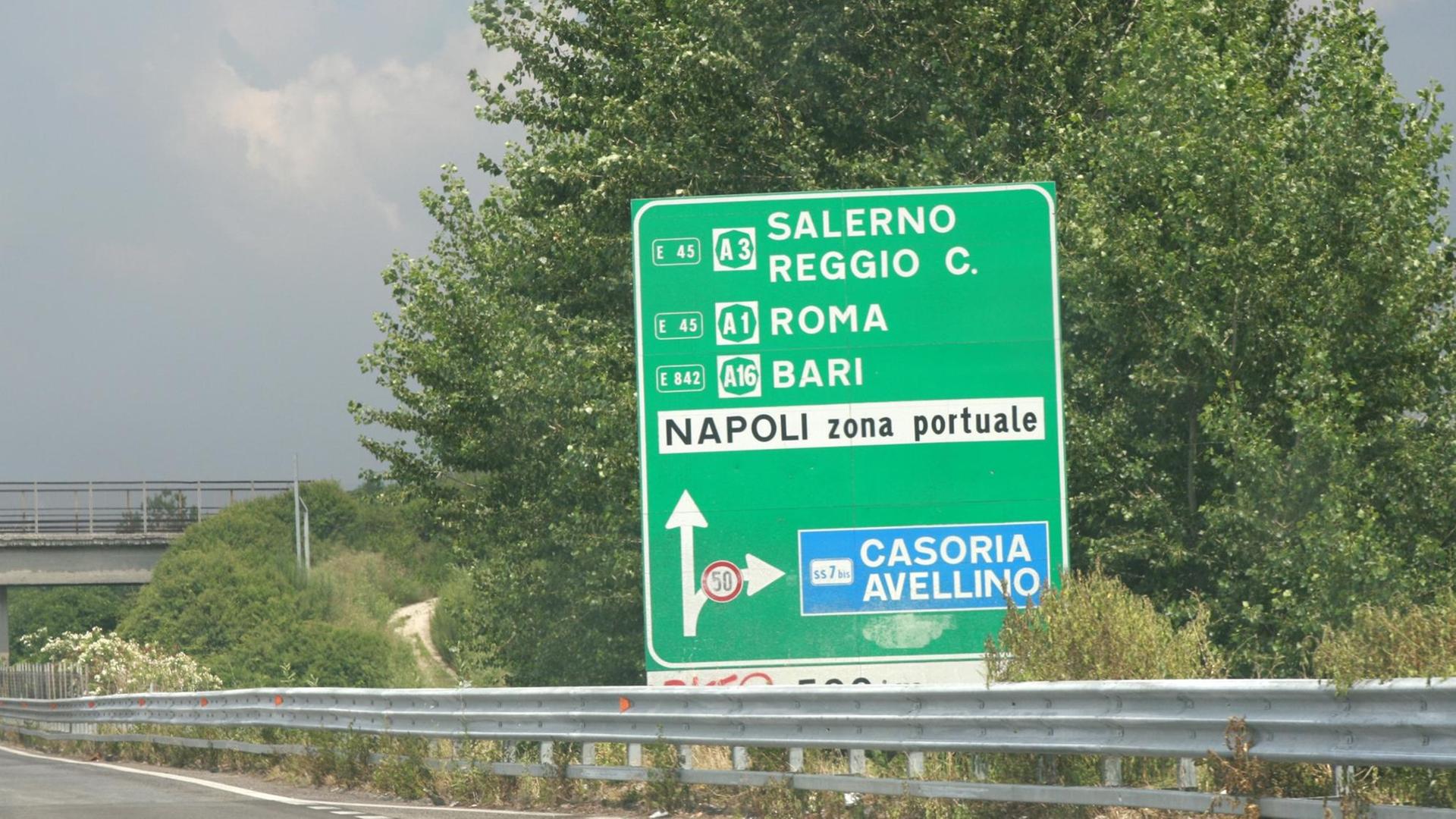 Ein Schild auf der italienischen Autostrada gibt die Richtung nach Salerno, Reggio Calabria, Roma (Rom), Casoria, Avellino und Bari an