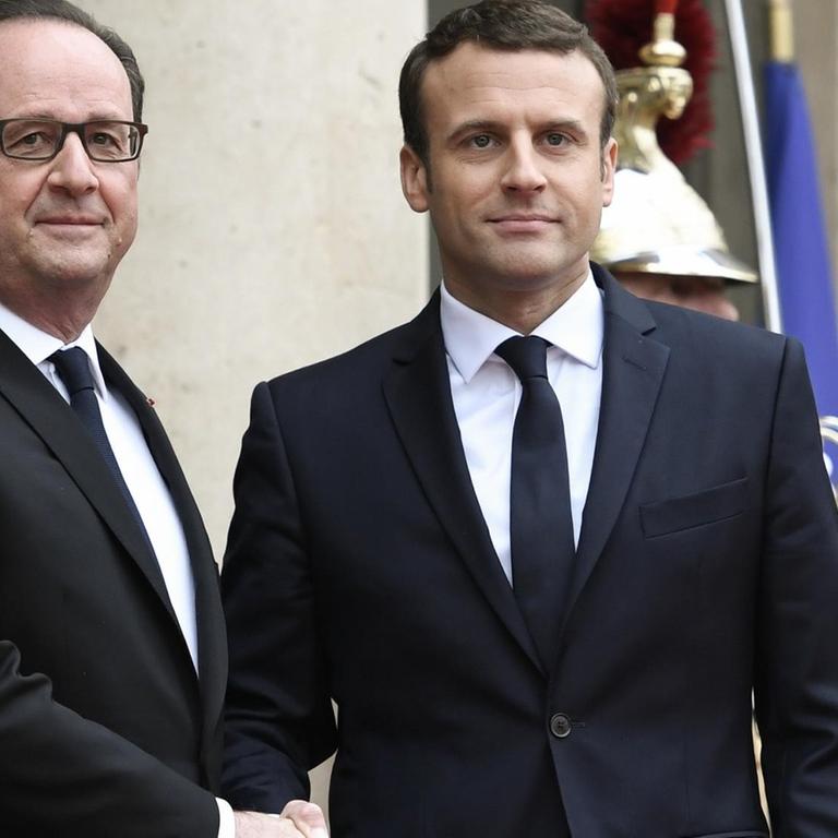 Francois Hollande begrüßt seinen Amtsnachfolger Emmanuel Macron im Elysée-Palast