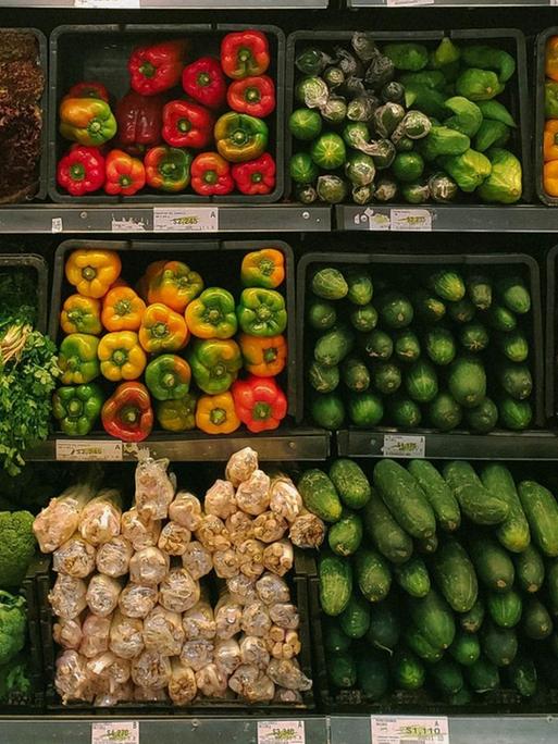 Supermarktregal mit Gemüse