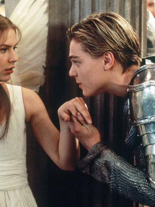 Claire Danes als Julia und Leonardo DiCaprio als Romeo in einer Filmszene von "Romeo und Julia" von Baz Luhrmann aus dem Jahr 1996