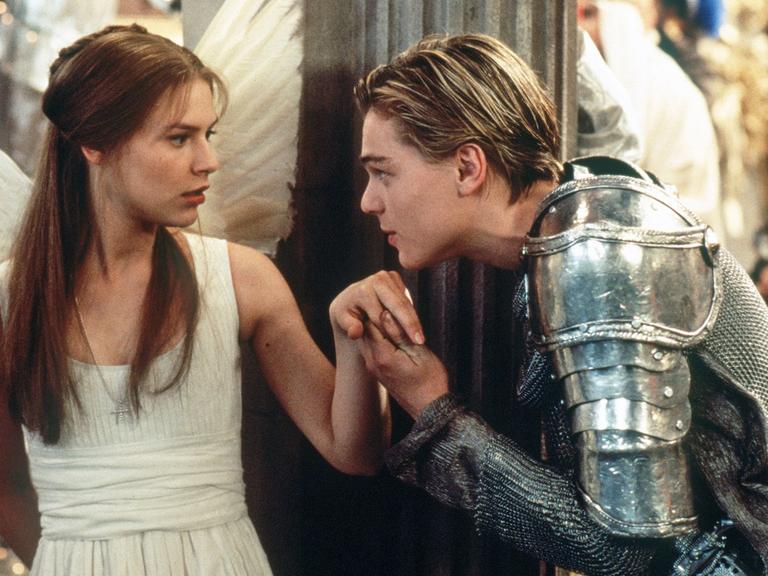 Claire Danes als Julia und Leonardo DiCaprio als Romeo in einer Filmszene von "Romeo und Julia" von Baz Luhrmann aus dem Jahr 1996