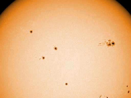 Auf der Sonne sind immer wieder einige dunkle Flecken zu sehen, entdeckt von Johann Fabricius im Jahr 1611
