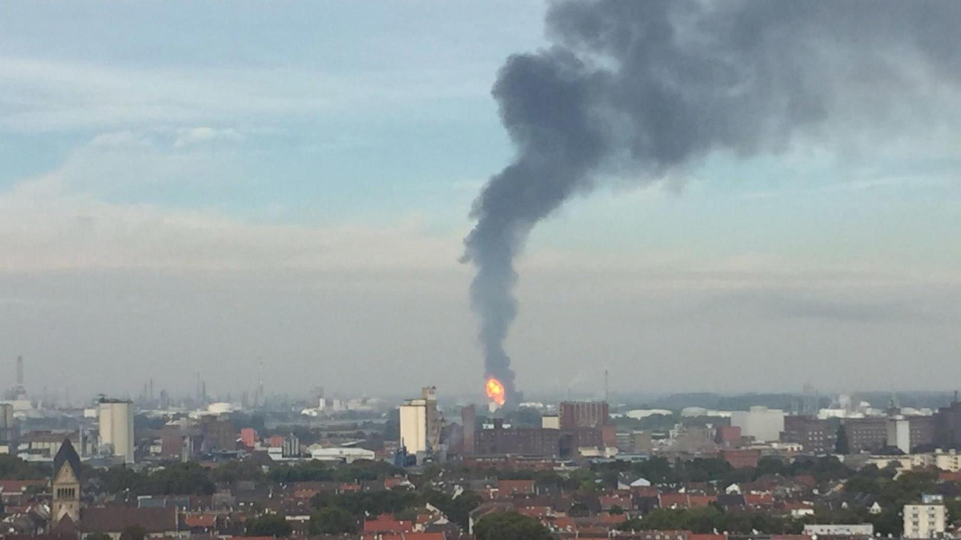 Rauchsäule über dem Werksgelände von BASF nach der schweren Explosion am 17. Oktober. 