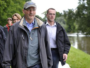 Ministerpräsident von Brandenburg, Matthias Platzeck (SPD), informiert sich über das Oderhochwasser.