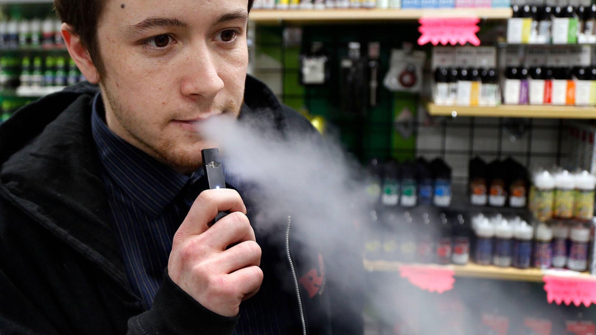 Juul-Raucher in den USA: Gesundheitsexperten sind besorgt, dass eine ganze Generation nikotinsüchtig wird.