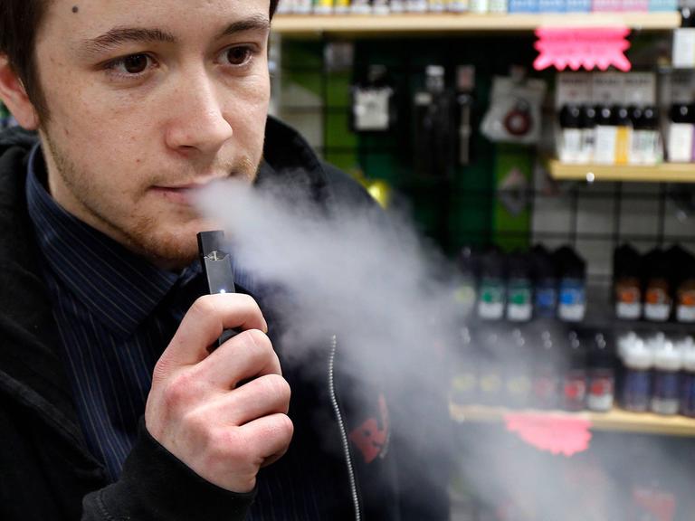 Juul-Raucher in den USA: Gesundheitsexperten sind besorgt, dass eine ganze Generation nikotinsüchtig wird.