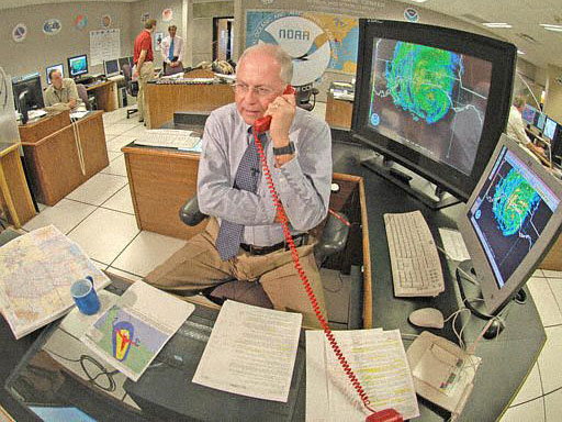 Der Direktor des amerikanischen Hurrikan-Zentrums Max Mayfield während eines Einsatz am 10. July als Hurrikan Dennis über Florida zog.