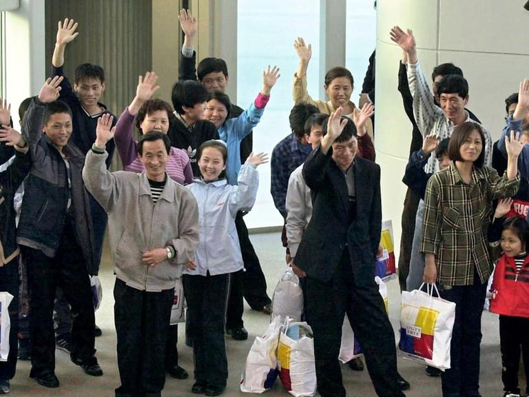 Nordkoreanische Flüchtlinge bei ihrer Ankunft am südkoreanischen Flughafen Inchon.
