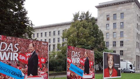 Wahlplakate der SPD und der CDU vor Berliner Ministerium