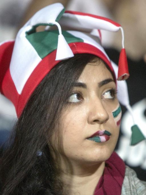 Das Foto zeigt eine Iranerin auf der Tribüne des Azadi-Stadions bei einem Fußballspiel in Teheran