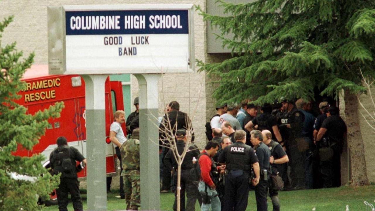 Polizisten am Tatort der Columbine High School