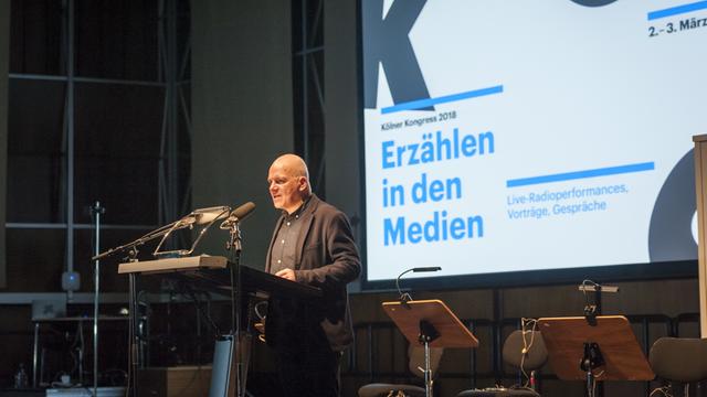 Schriftsteller und Keynote-Speaker Frank Witzel denkt über die Texte von Gertrude Stein auf dem 2. Kölner Kongress nach