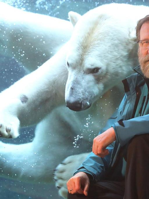 Ex-Zoodirektor Udo Nagel vor einem tauchenden Eisbären im Polarium des Rostocker Zoos.