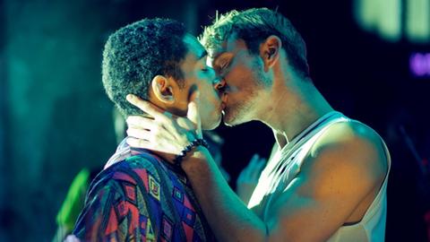 Zwei Männer küssen sich in einem Club. Es sind zwei der Hauptfiguren aus der Serie "Allyou need".
