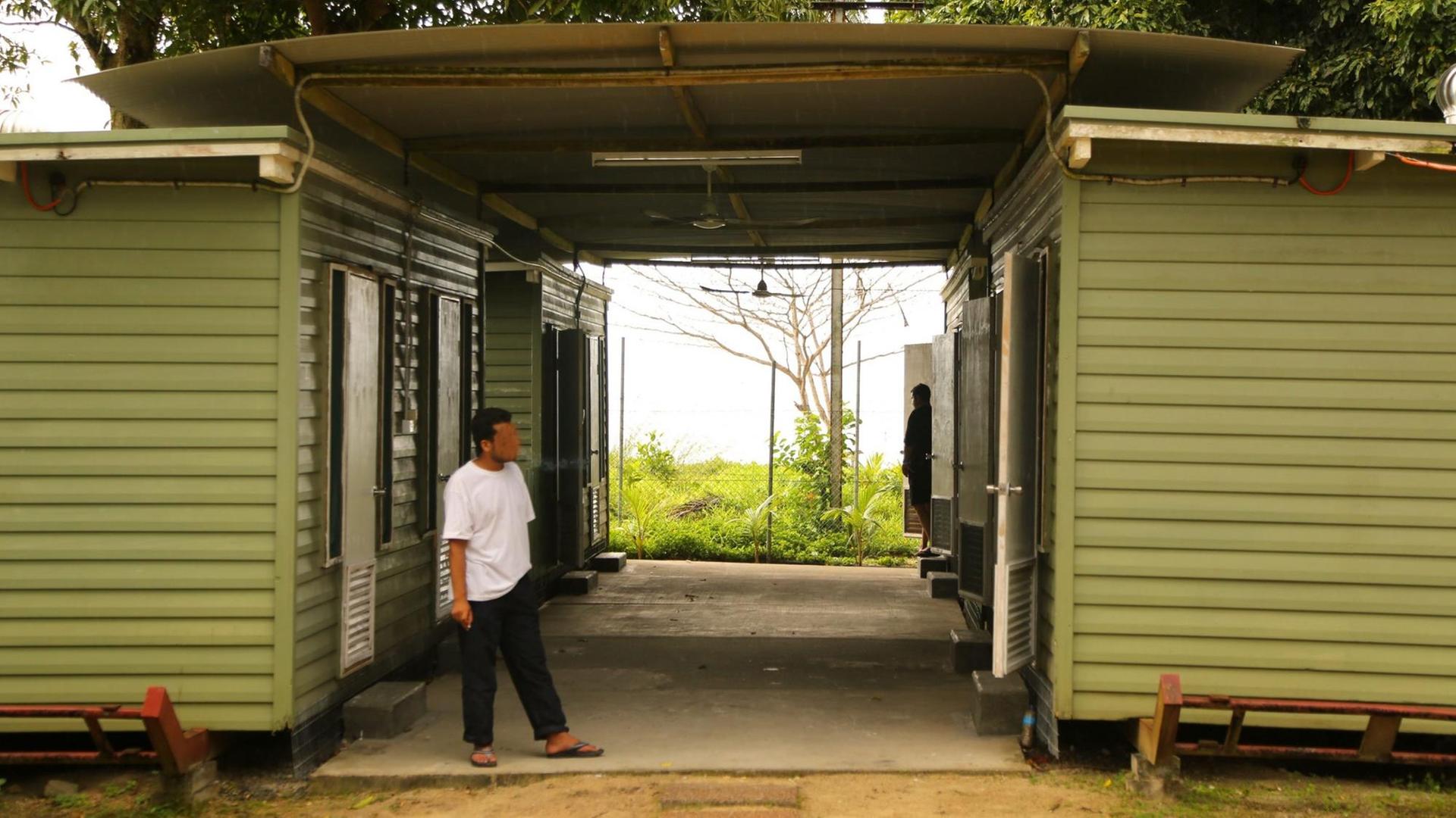 Eine Aufnahme des australischen Imigrations-Ministeriums vom 1.08.2013 zeigt einen Asylbewerber, der Insel Manus in Papua Neuguinea angekommen ist.