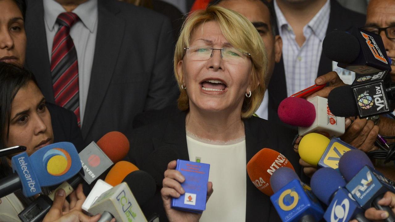 Venezuela's Generalstaatsanwältin Luisa Ortega übt scharfe Kritik bei einer Pressekonferenz in Caracas.