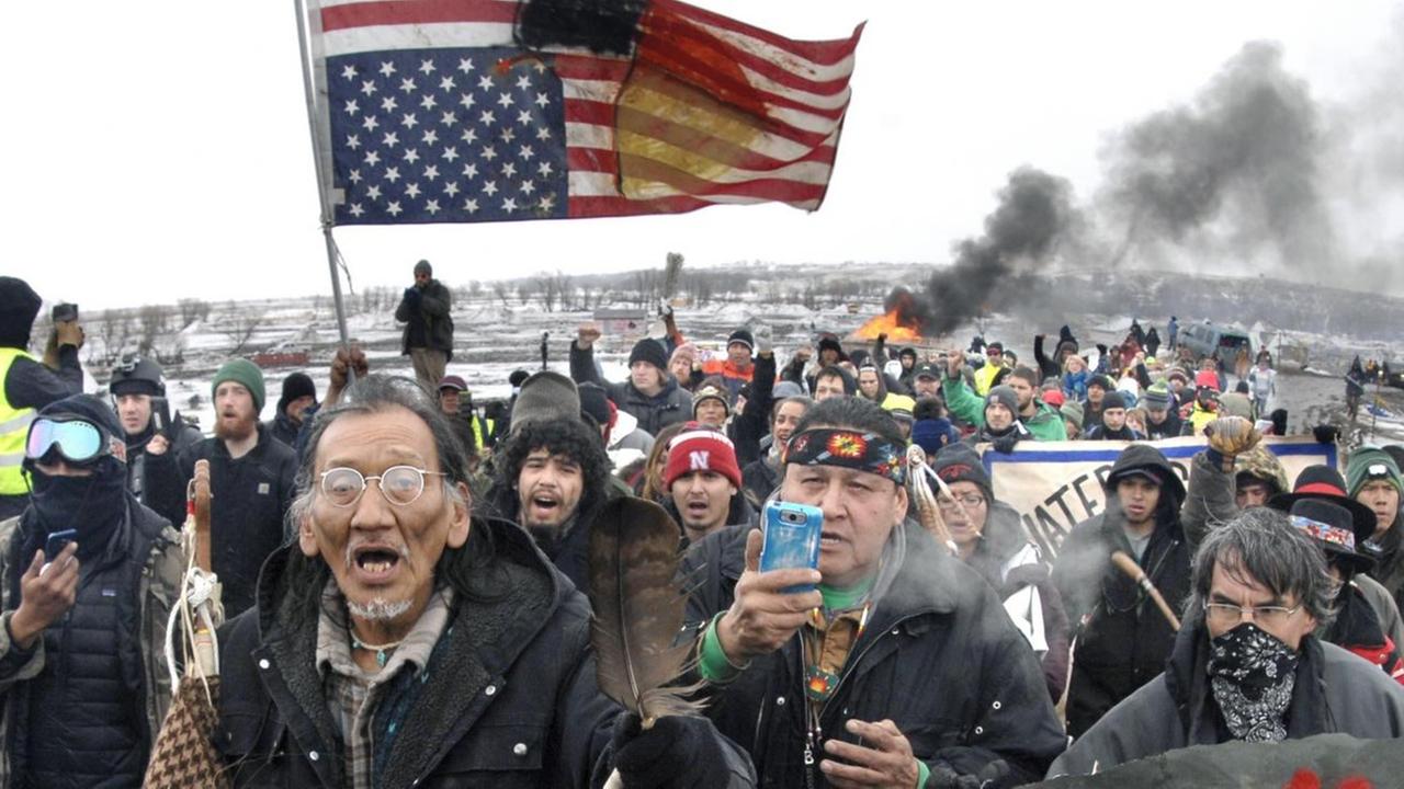 Zahlreiche Gegner des Weiterbaus der Dakota Access Pipeline verlassen das "Oceti Sakowin" Protestlager in Cannon Bell, North Dakota.
