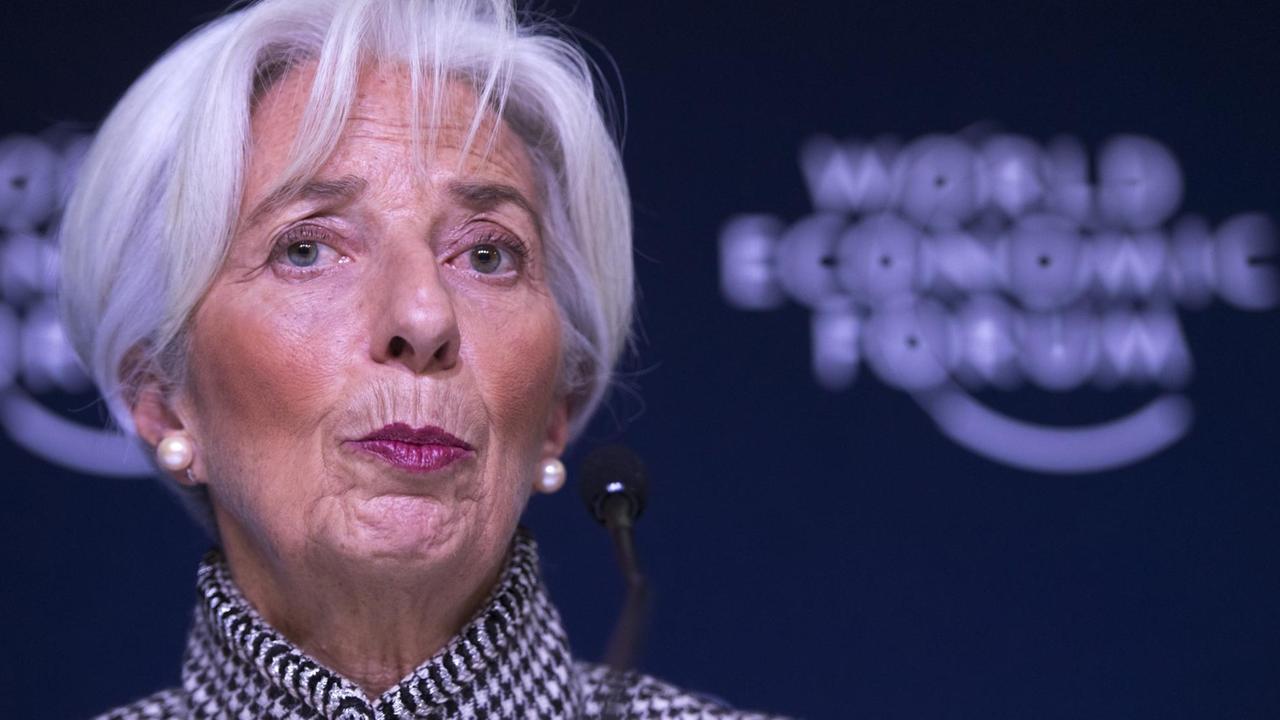 IWF-Chefin Christine Lagarde blickt beim Weltwirtschaftsforum in Davos in eine Kamera.