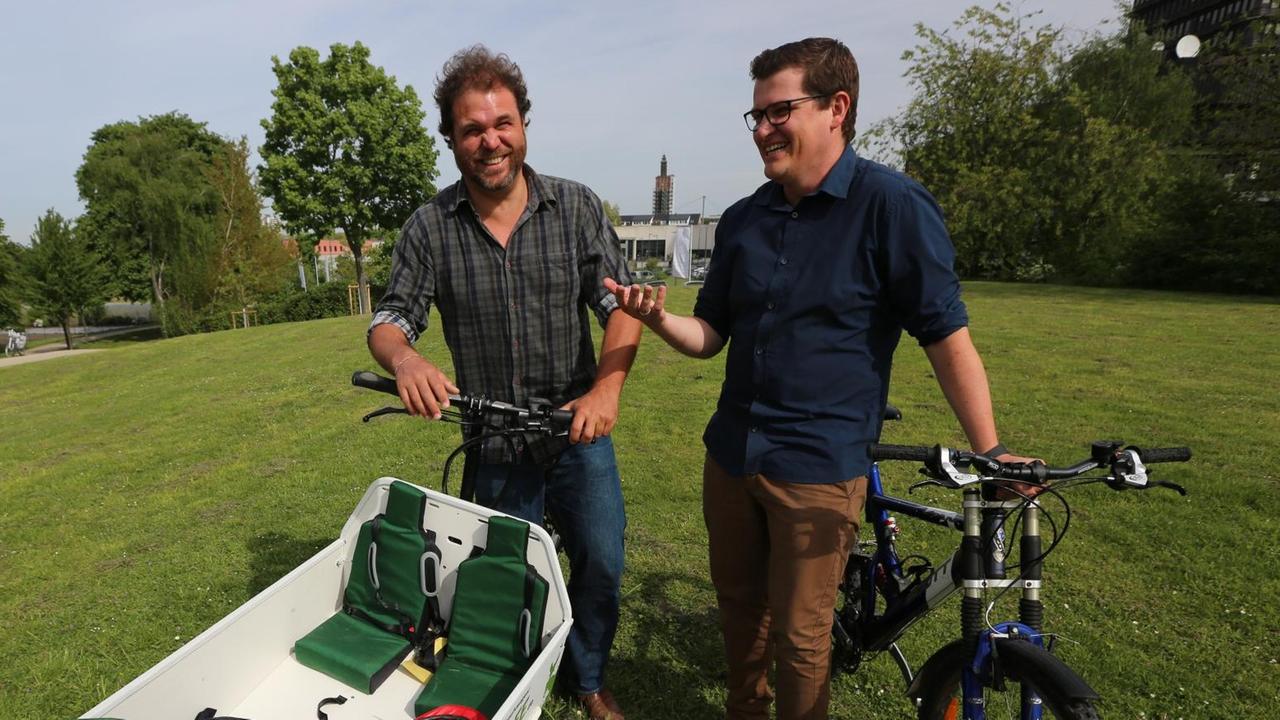 Die "Radfunker" Paulus Müller und Klaas Reese im Gespräch vor ihren Fahrrädern.