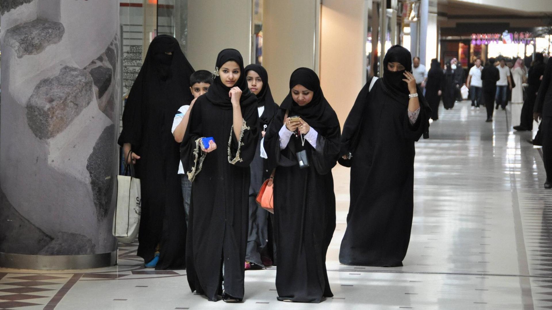 Frankreich will muslimischen Schülerinnen die Abaya verbieten