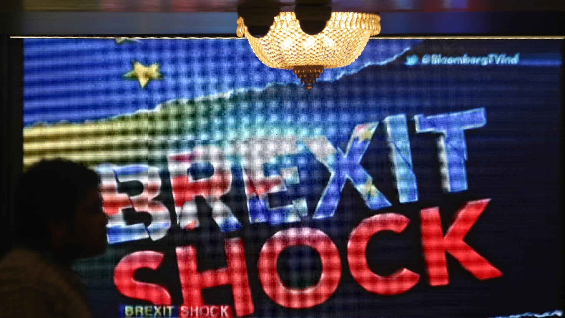 "Brexit Shock" - die News der britischen Entscheidung für den EU-Austritt an der Börse in Mumbai in Indien
