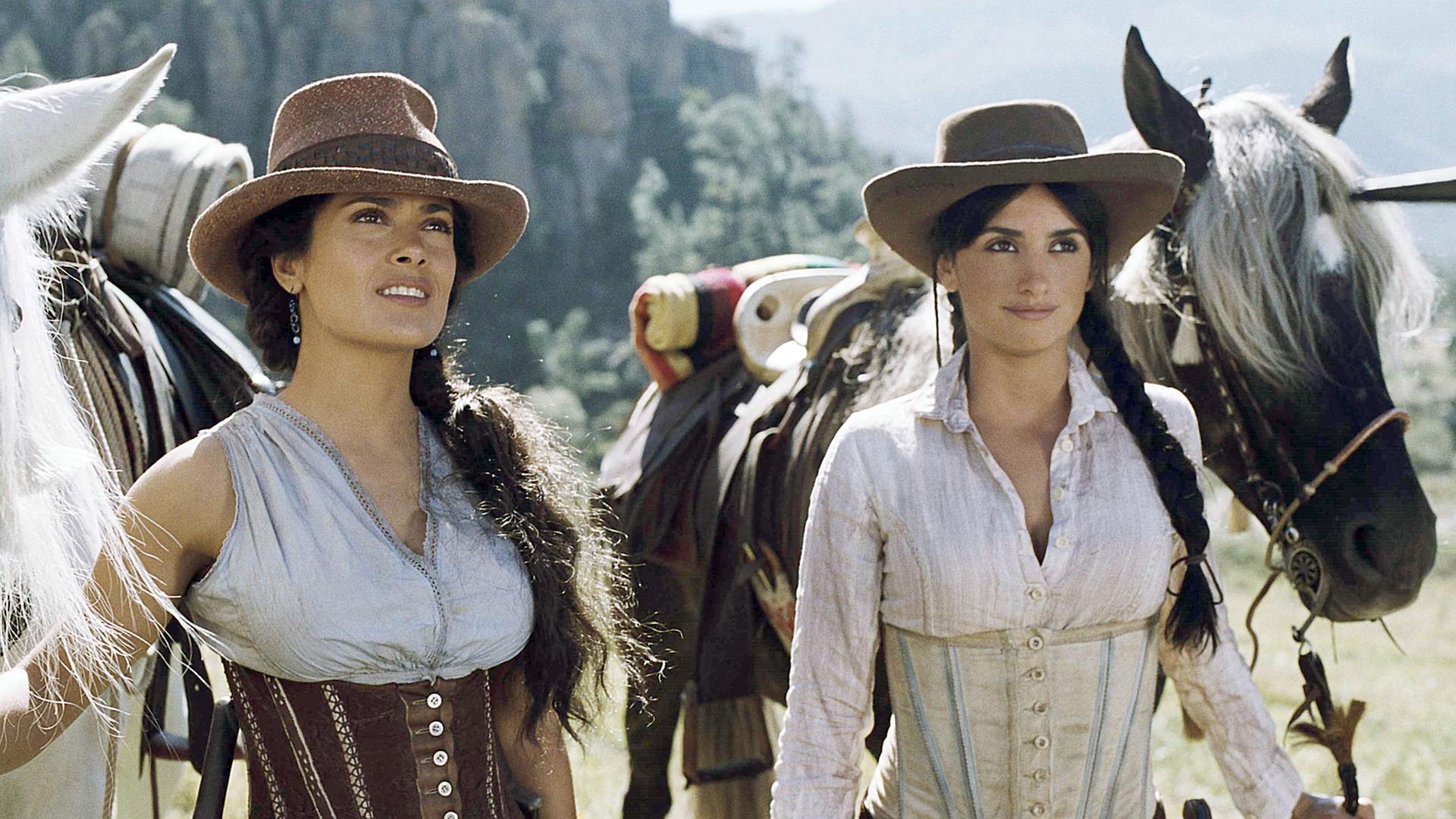 Sara (Salma Hayek, l.) und Maria (Penelope Cruz) halten im Kinofilm "Bandidas" ihre Pferde (undatiertes Szenenfoto).