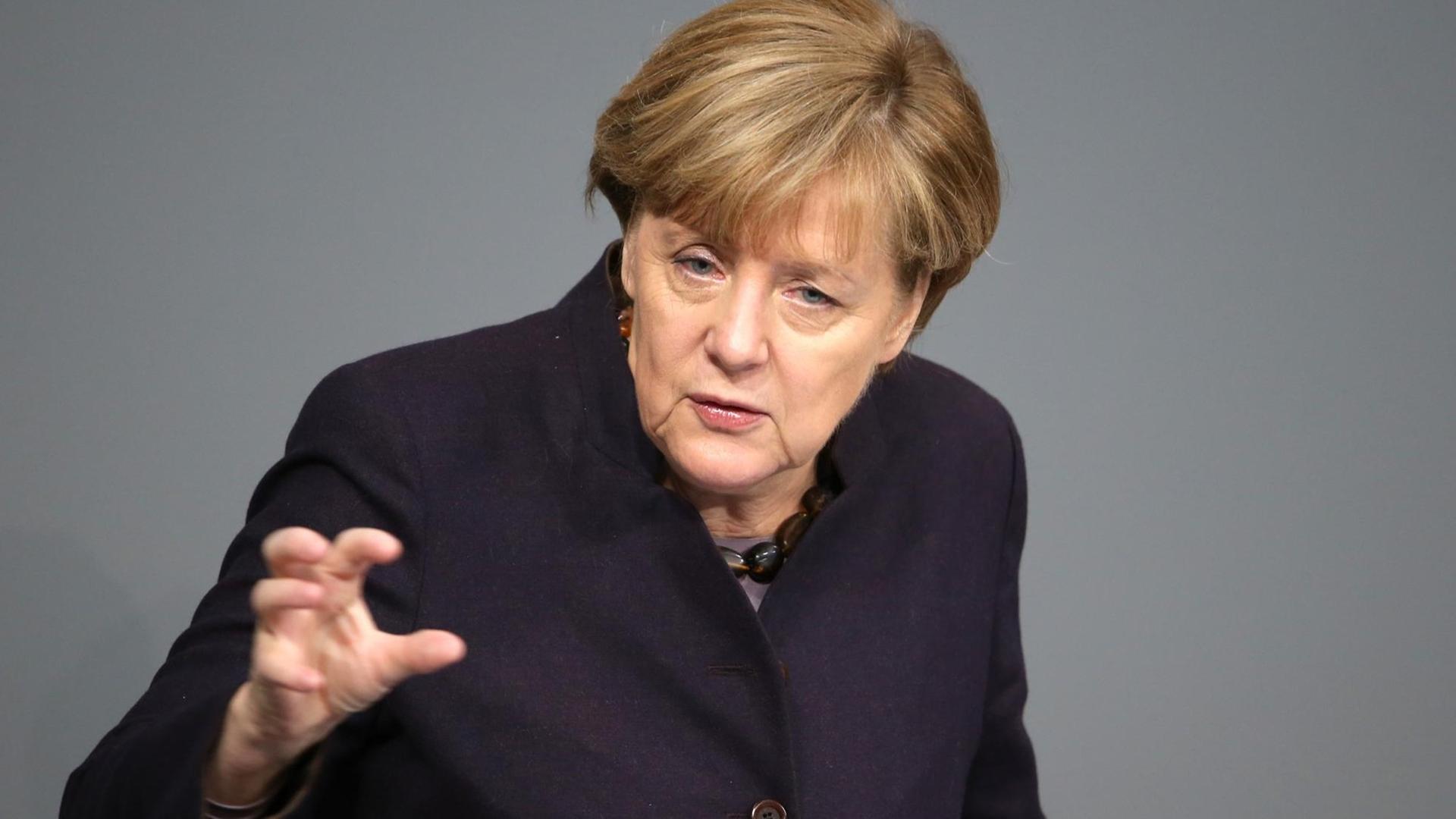Bundeskanzlerin Angela Merkel (CDU) spricht am 25.11.2015 bei der Haushaltsdebatte im Bundestag in Berlin.