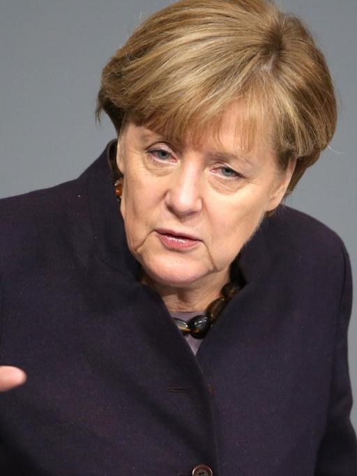 Bundeskanzlerin Angela Merkel (CDU) spricht am 25.11.2015 bei der Haushaltsdebatte im Bundestag in Berlin.