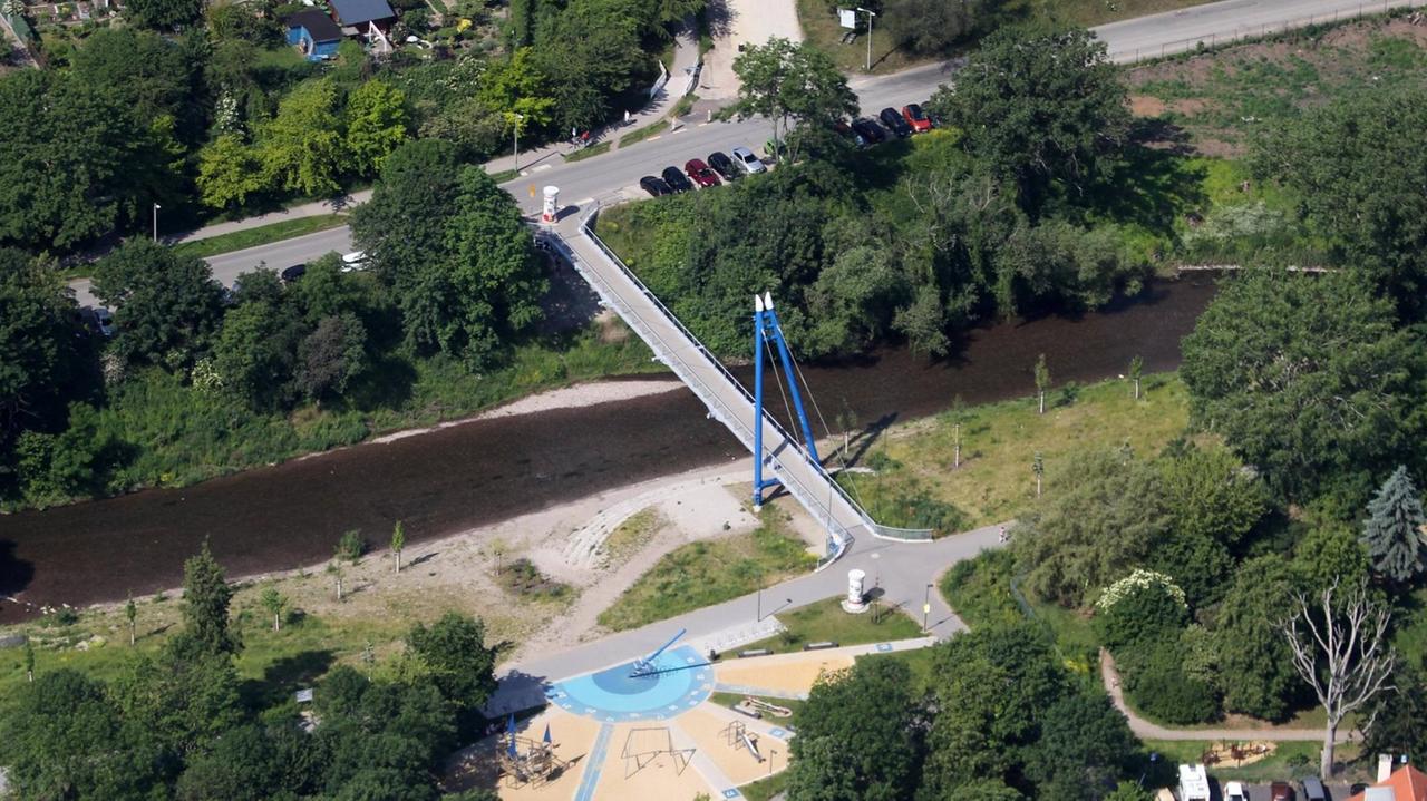Luftaufnahme: Pappelstiegbrücke im Erfurter Nordpark, am unteren Bildrand verläuft das Nettelbeckufer.