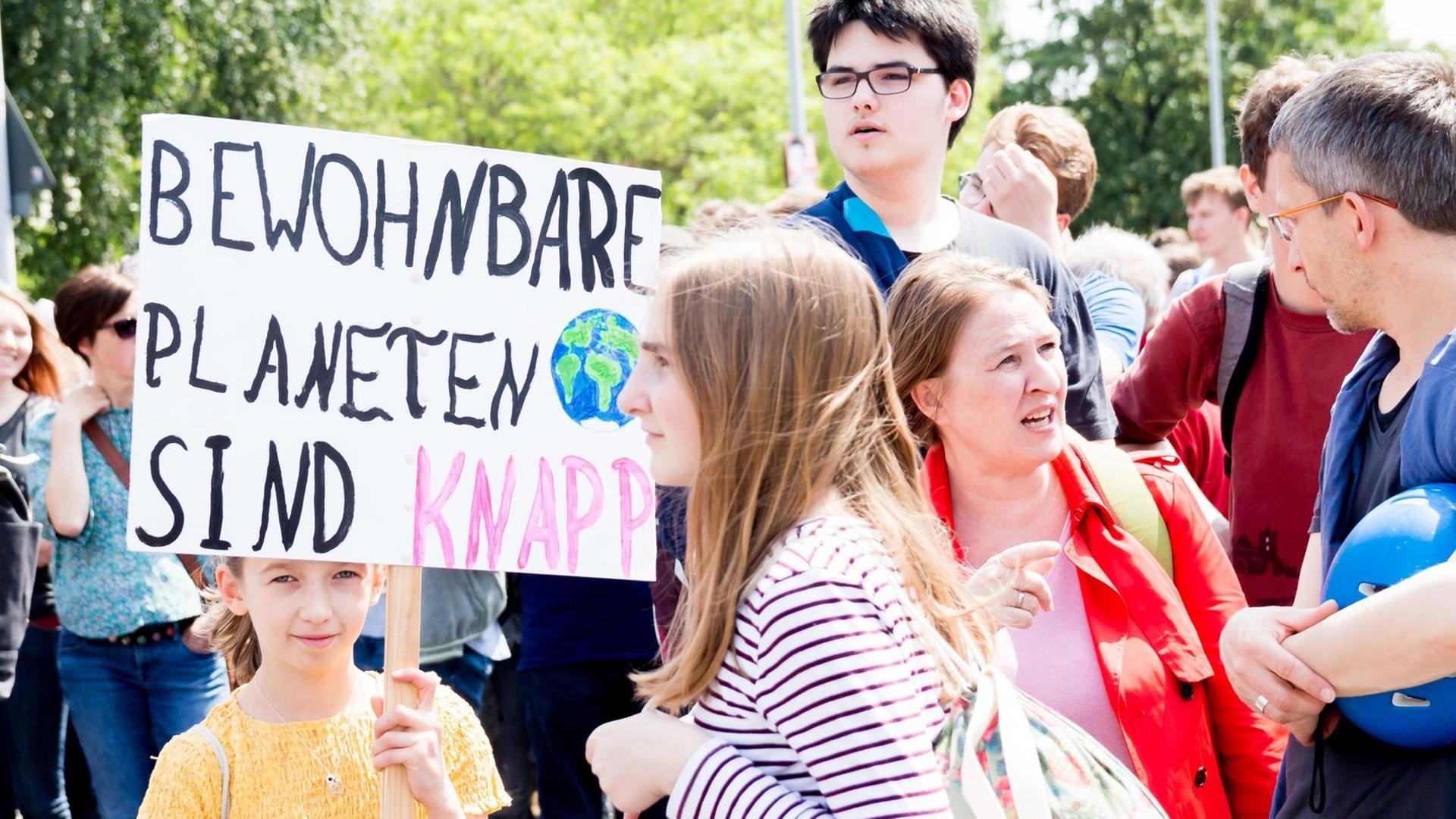 Hanover, Germany - May 24: On the occasion of the Global Strike for Future/Climate, the local movement "Hannover for Future" Organized a march through the city center against the climate change and the inaction of the government on May 24, 2019 in Hanover. The event brought together nearly 12,000 people including many young people. (Photo by Peter Niedung/NurPhoto) | Keine Weitergabe an Wiederverkäufer.