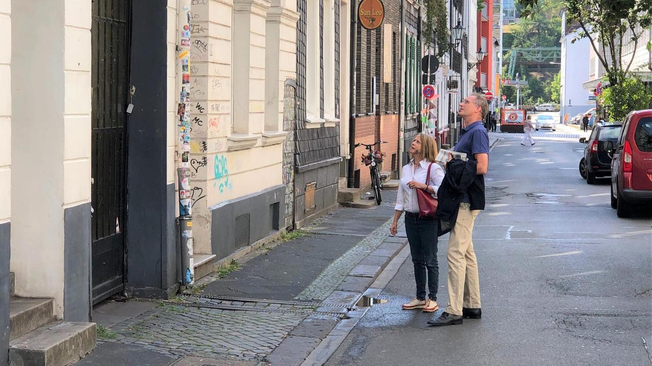 Gisela Steinhauer und Stefan Raue in einer schmalen Straße im Luisenviertel.