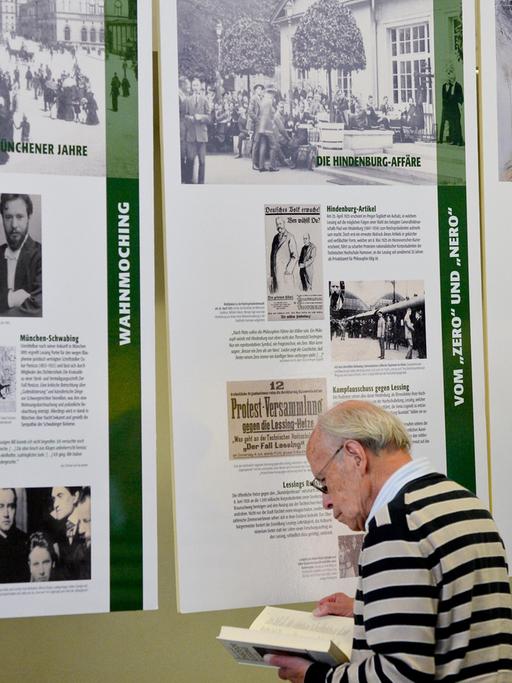 Ein Besucher steht am 29.08.2013 in der Ausstellung zum 80. Todestag des jüdischen Philosophen Theodor Lessing in der Universität in Hannover (Niedersachsen).