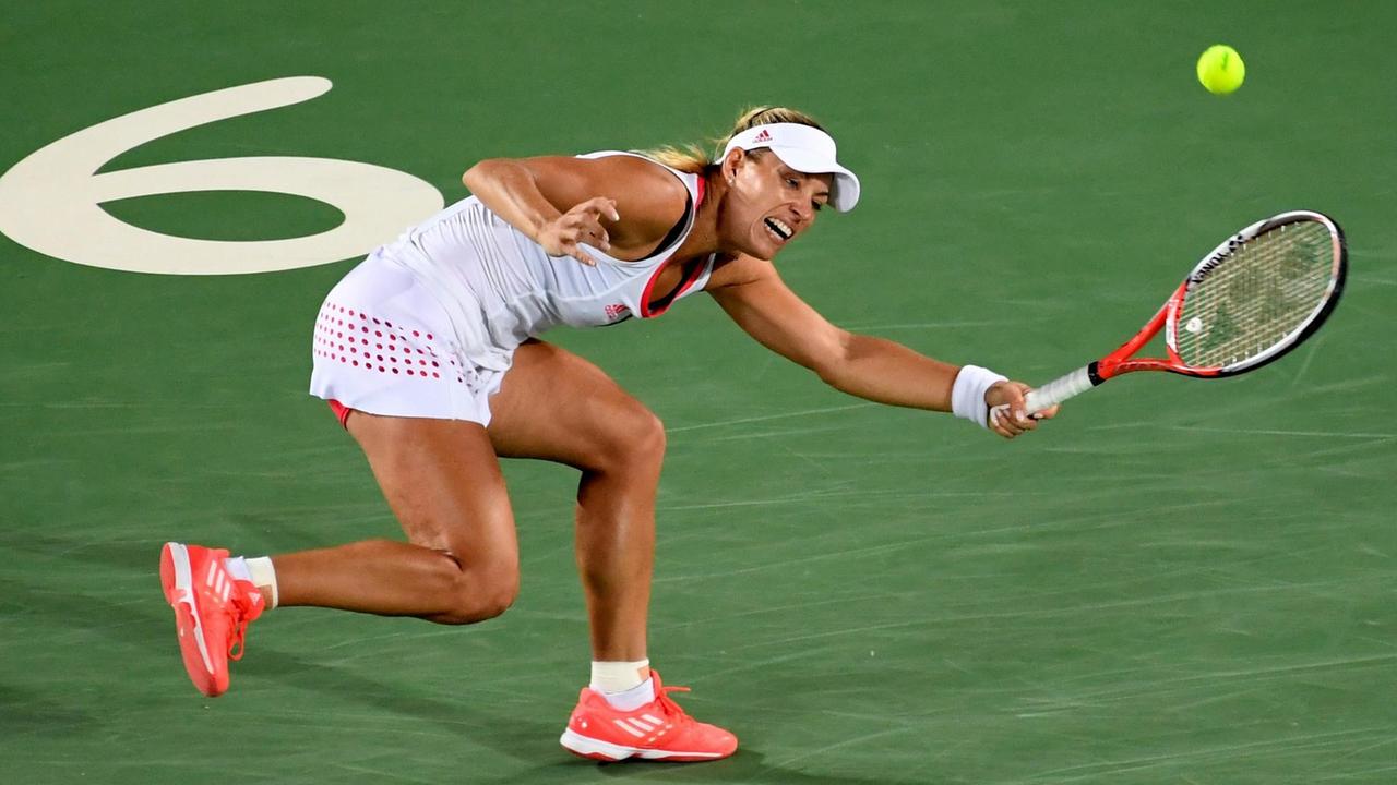 Die deutsche Tennisspielerin Angelique Kerber retourniert im Olympischen Tennisfinale einen Ball von Monica Puig aus Puerto Rico.