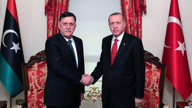 Der international anerkannte libysche Premierminister Fajes al-Sarradsch und der türkische Präsident Recep Tayyip Erdogan bei einem Treffen in Istanbul