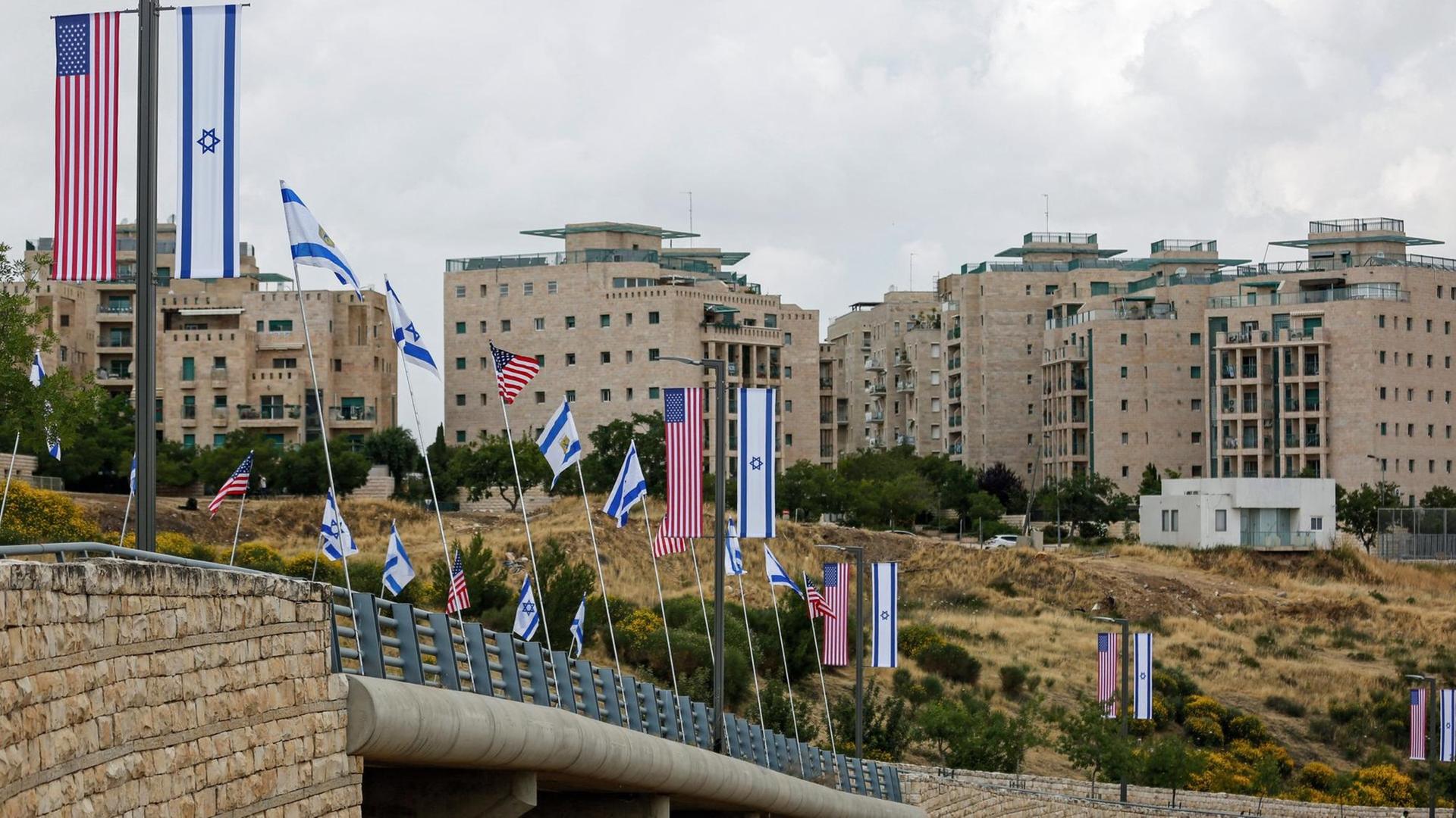 Israelische und US-amerikanische Flaggen säumen den Rand einer Straße, die zur neuen Botschaft der USA in Jerusalem führt