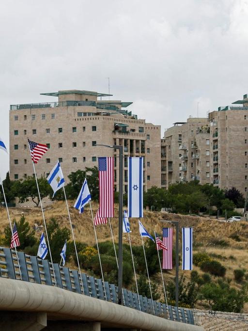 Israelische und US-amerikanische Flaggen säumen den Rand einer Straße, die zur neuen Botschaft der USA in Jerusalem führt