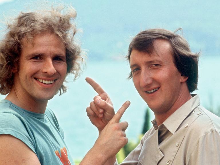 Moderator Thomas Gottschalk und Sänger Mike Krüger während der Dreharbeiten am Wörthersee im Juni 1983 zu dem Kinofilm "Die Supernasen"