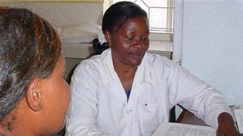 Eine Ärztin im Krankenhaus von Arusha, Tansania