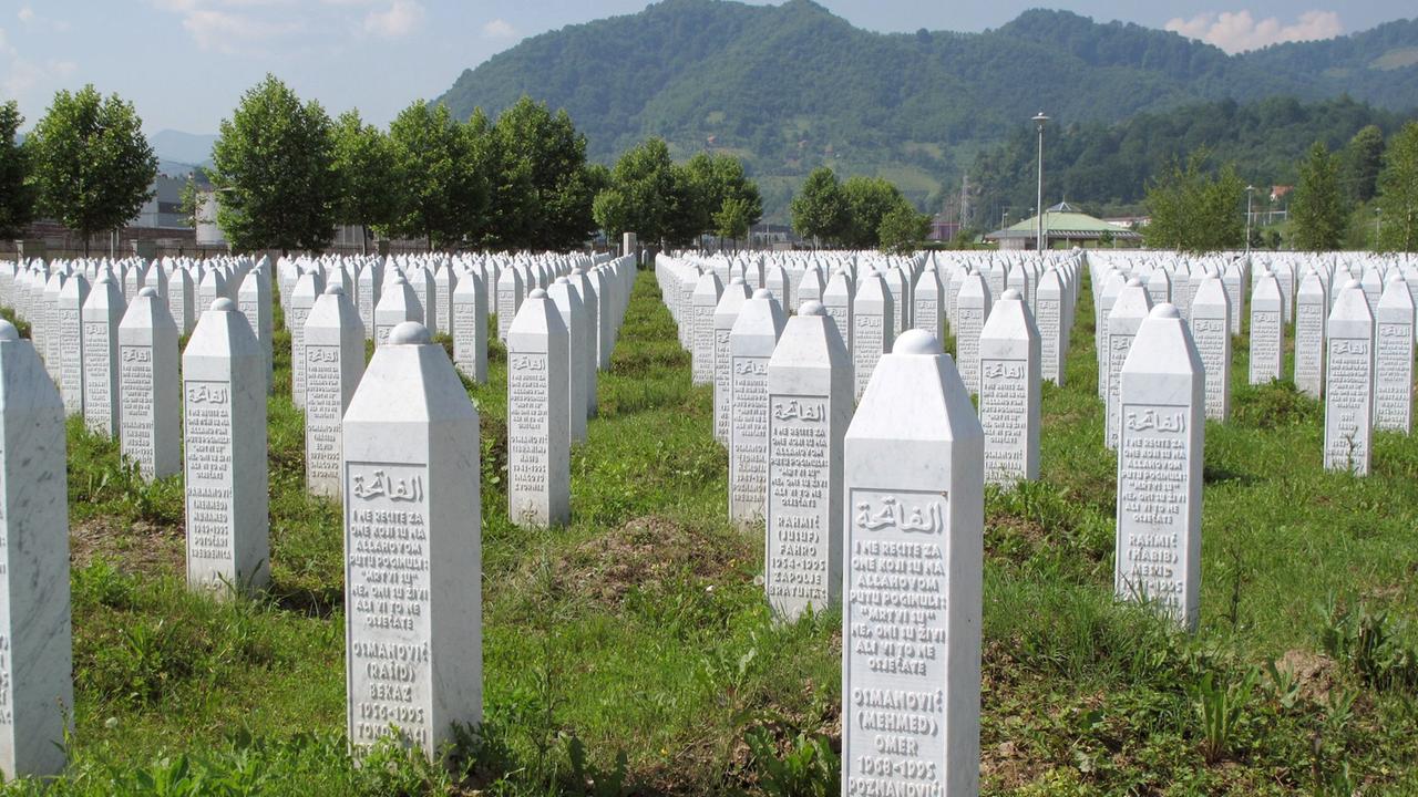 Grabsteinen der Potocari Gedenkstätte für den Völkermord in Srebrenica. Rund 8000 männliche Muslime wurden am 11.07.1995 in Srebrenica von bosnisch-serbischen Truppen ermordet, obwohl die Stadt UN-Schutzzone war. 