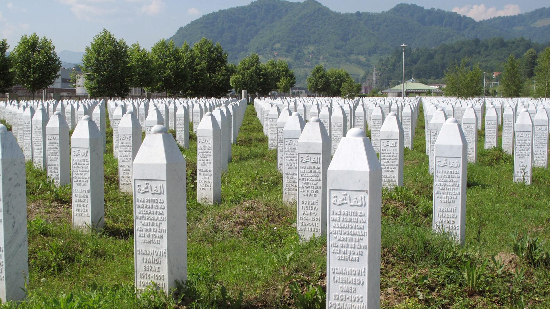 Grabsteine auf der Gedänkstätte in Srebrenica