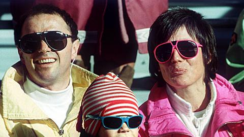 Die ehemaligen Skisportler Rosi Mittermaier und Christian Neureuther mit ihrer Tochter Ameli im Jahr 1988