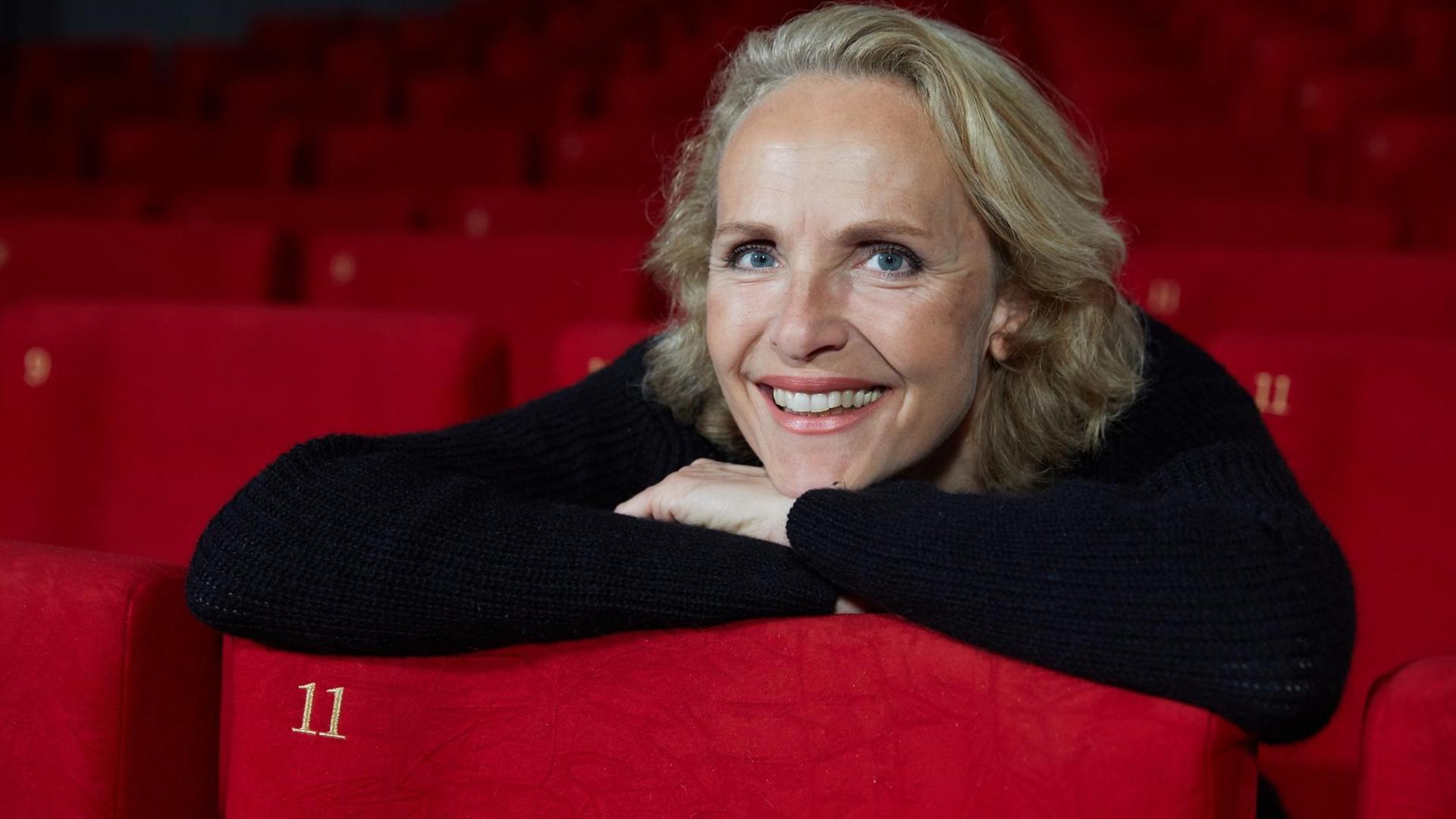 Juliane Köhler, deutsche Schauspielerin, sitzt während eines Fototermins zum deutsch-französischen Filmprojekt «Eden» im Abaton Kino. Der Sechsteiler wird im Mai auf arte und im Ersten ausgestrahlt.