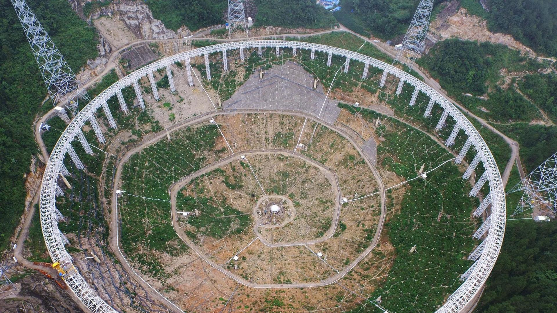 Eine Luftaufnahme von der Baustelle des weltgrößten Radioteleskops in Pingtang im Südwesten Chinas